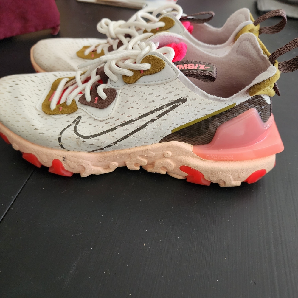 Nike White and Pink Sneakers - Picture 3 of 6